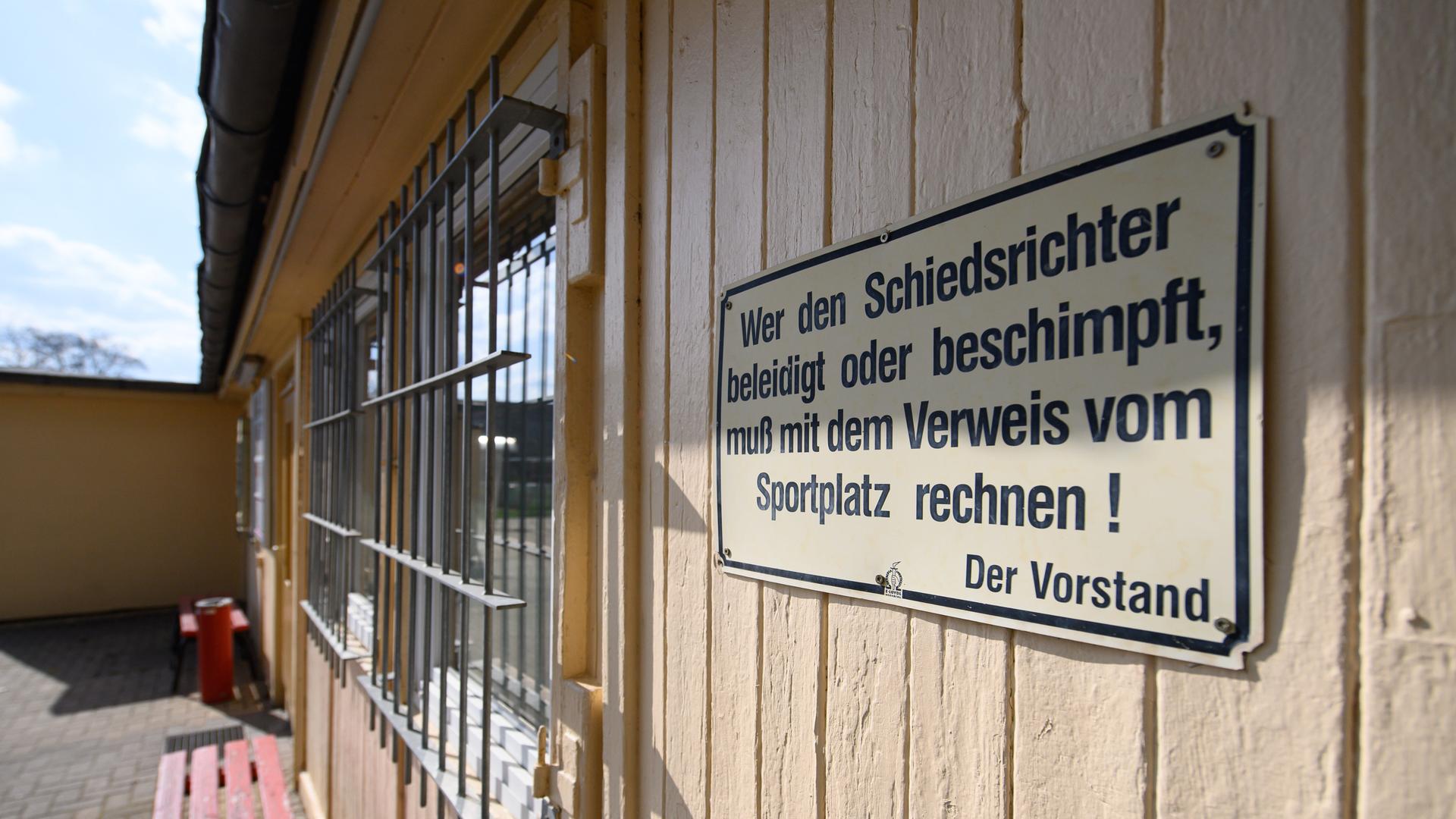 Ein Schild "Wer den Schiedsrichter beleidigt oder beschimpft, muß mit dem Verweis vom Sportplatz rechnen! Der Vorstand" hängt am Funktionsgebäude der SG Motor Trachenberge am Sportplatz Aachener Straße.