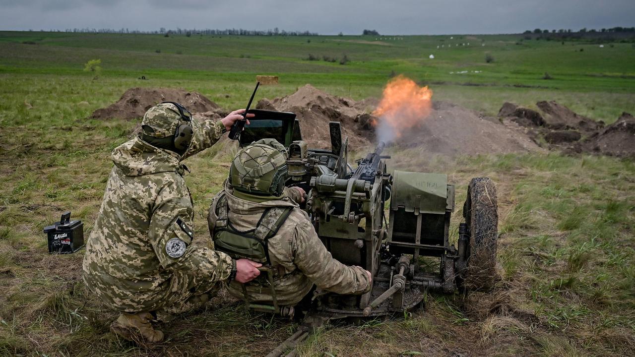 Ukrainische Soldaten feuern auf einem Feld eine Rakete ab