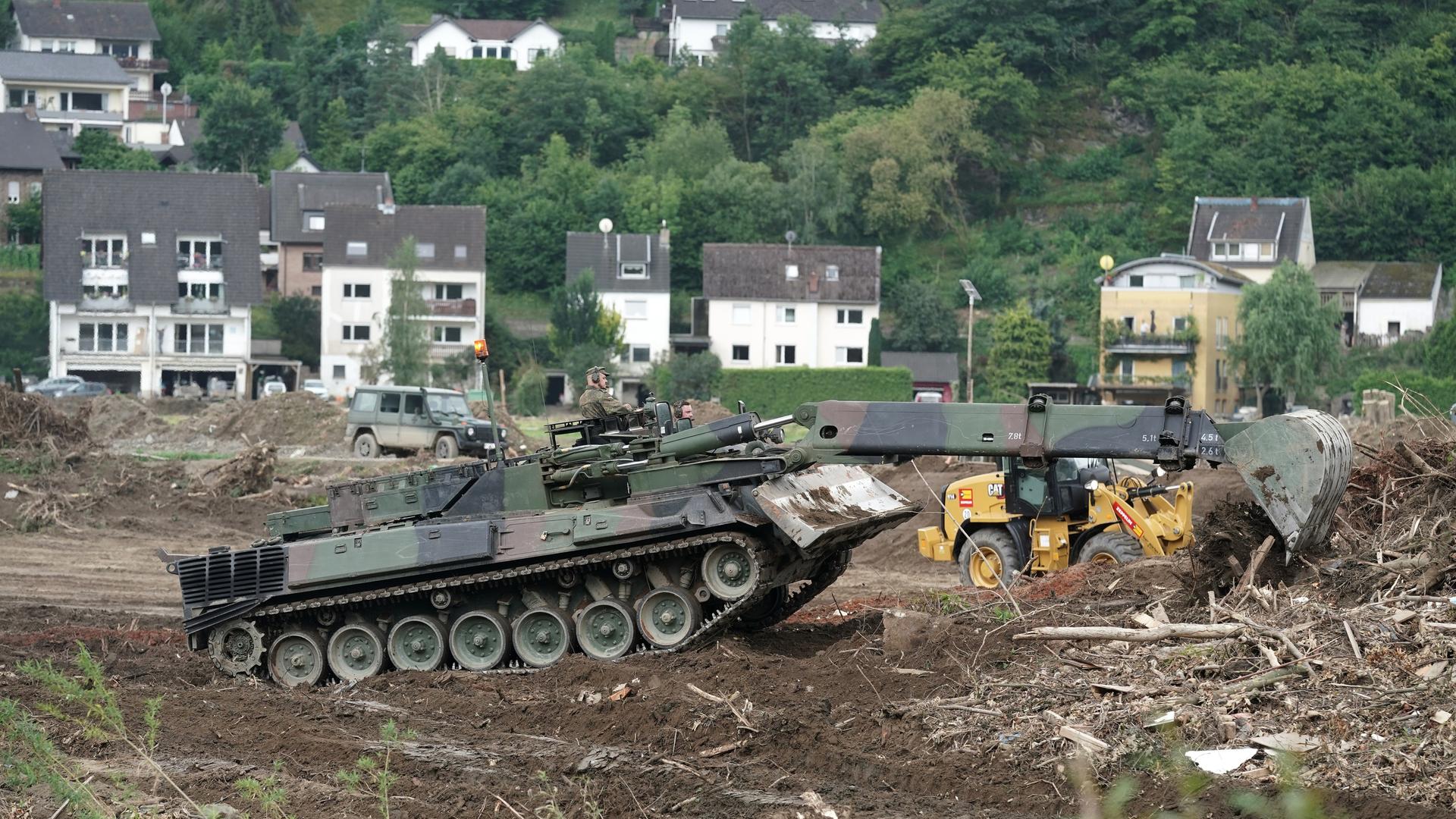Nach dem Unwetter in Reinland-Pfalz 2021: Die Bundeswehr hilft mit einem Räumpanzer, das von der Flut angespülte Treibgut zu beseitigen.
