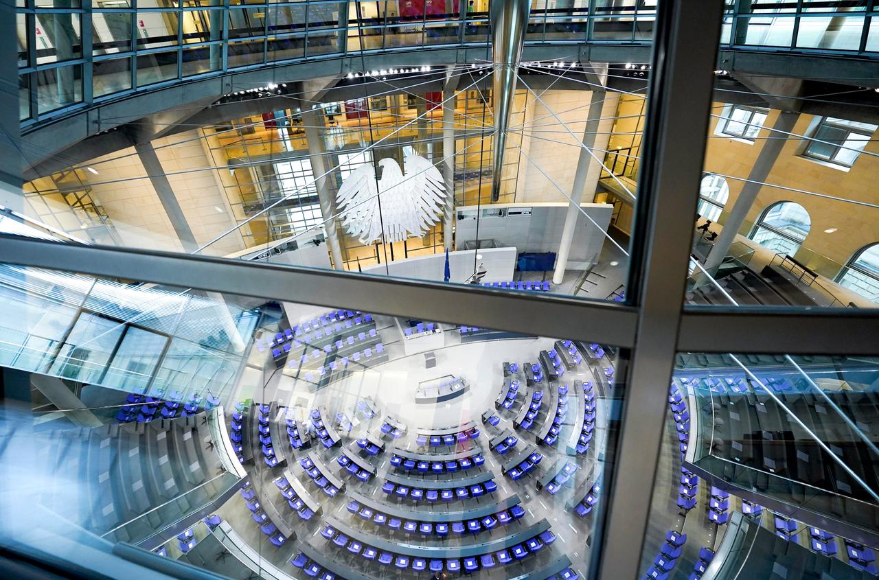 Blick auf den leeren Plenarsaal im Vorfeld einer Sitzung des Deutschen Bundestag in Berlin.