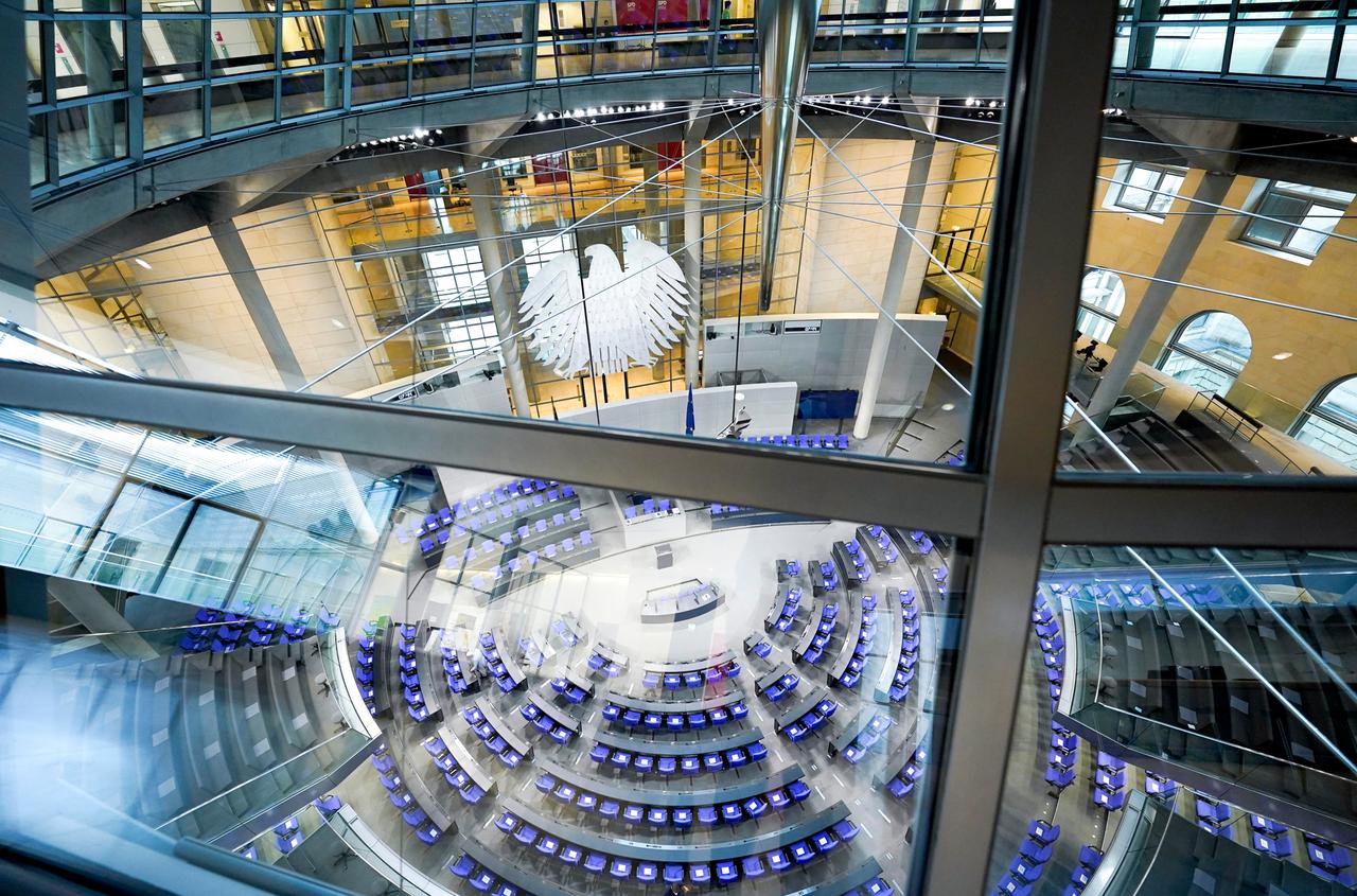 Blick auf den leeren Plenarsaal im Vorfeld einer Sitzung des Deutschen Bundestag in Berlin. Blick auf den leeren Plenarsaal im Vorfeld einer Sitzung des Deutschen Bundestag in Berlin.