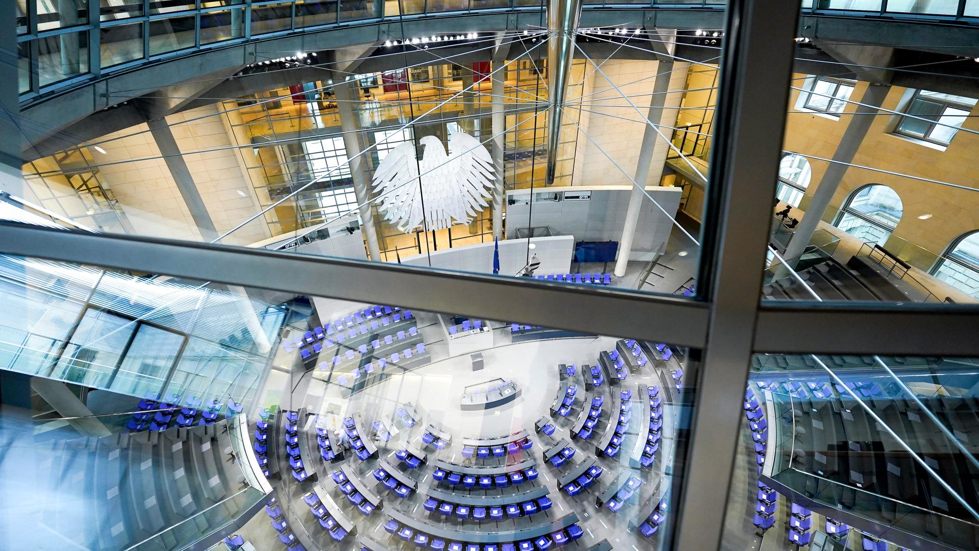 Blick auf den leeren Plenarsaal im Vorfeld einer Sitzung des Deutschen Bundestag in Berlin. Blick auf den leeren Plenarsaal im Vorfeld einer Sitzung des Deutschen Bundestag in Berlin.