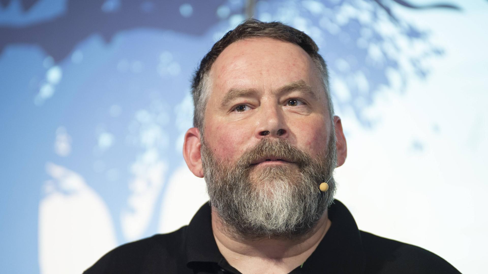 Der Medienjournalist Stefan Niggemeier hat ein Ansteckmikrofon im dichten, grauen Bart. Der Medienjournalist Stefan Niggemeier hat ein Ansteckmikrofon im dichten, grauen Bart.