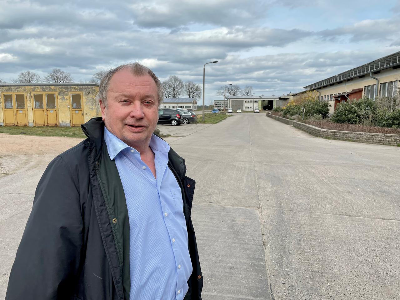 Der Schweinezüchter Hans-Georg Meyer aus Stresow in Sachsen-Anhalt steht vor den Gebäuden seines Schweinezuchtbetriebs. Der Schweinezüchter Hans-Georg Meyer aus Stresow in Sachsen-Anhalt steht vor den Gebäuden seines Schweinezuchtbetriebs.