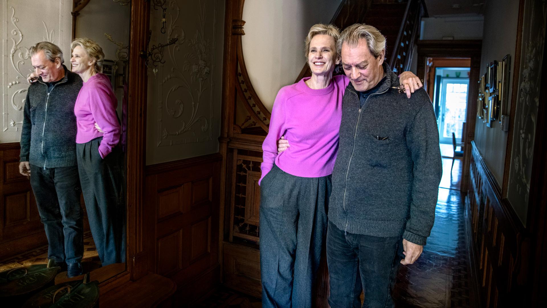 Die Schriftsteller Siri Hustvedt und Paul Auster in ihrem Zuhause in Brooklyn (2020). Die Schriftsteller Siri Hustvedt und Paul Auster in ihrem Zuhause in Brooklyn (2020).