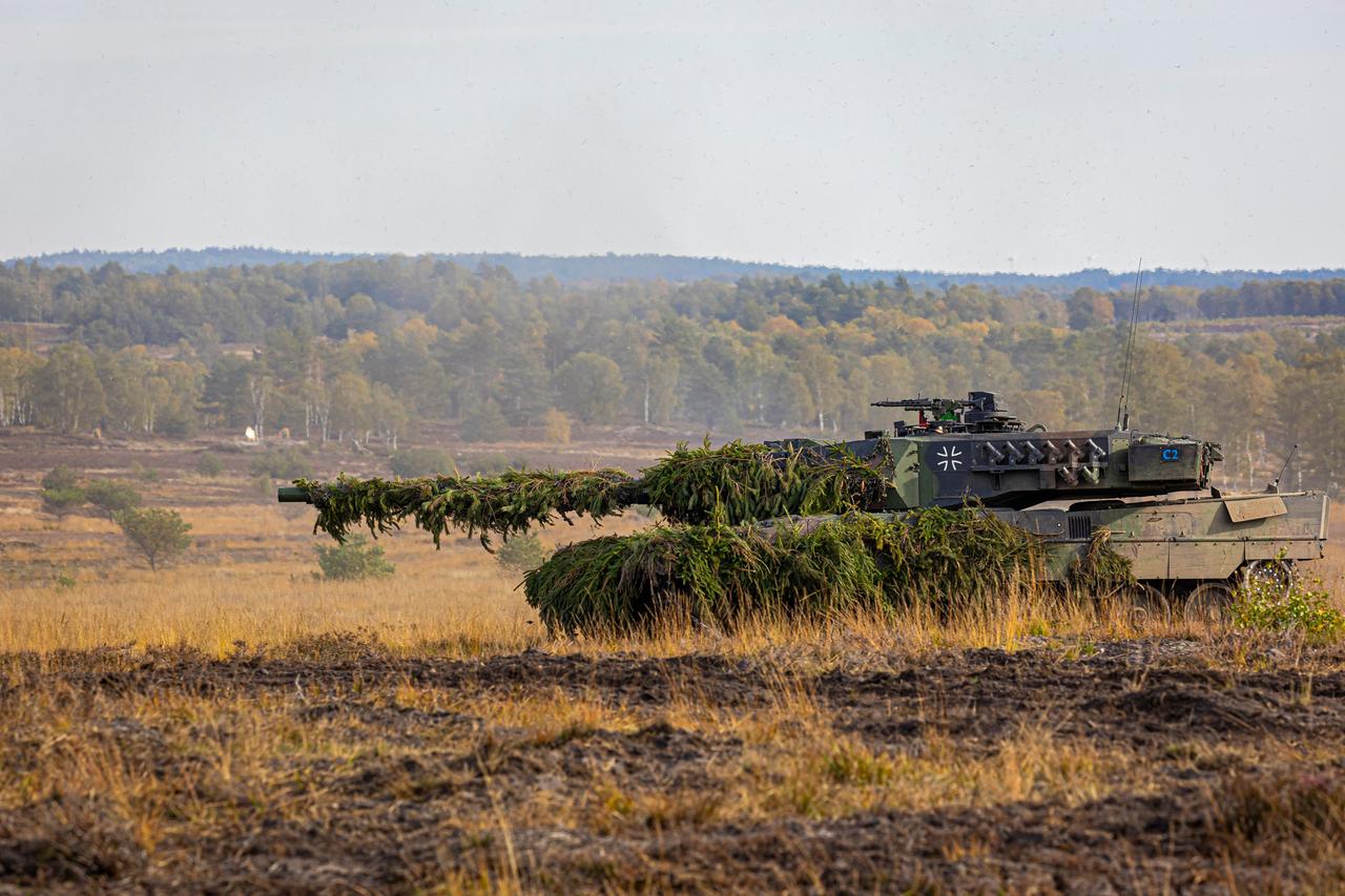 Ein Kampfpanzer der Bundeswehr vom Typ Leopard 2 Ein Kampfpanzer der Bundeswehr vom Typ Leopard 2