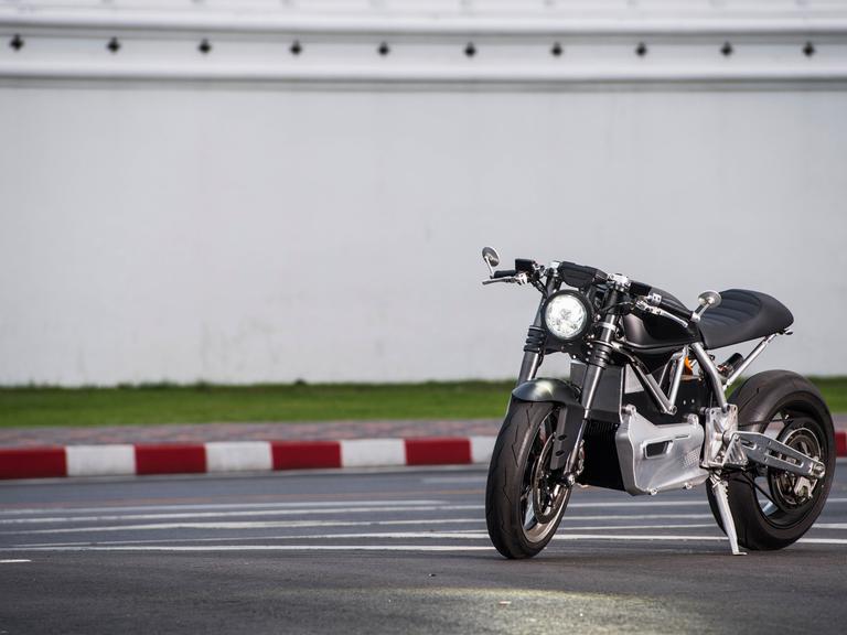 Geparktes Elektromotorrad in Bangok, Thailand