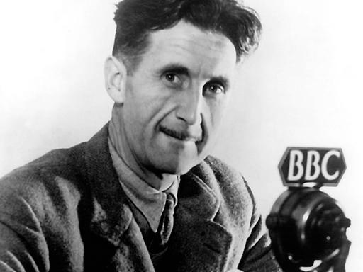 Schwarzweißporträt des Schriftstellers George Orwell vor einem BBC-Mikrofon