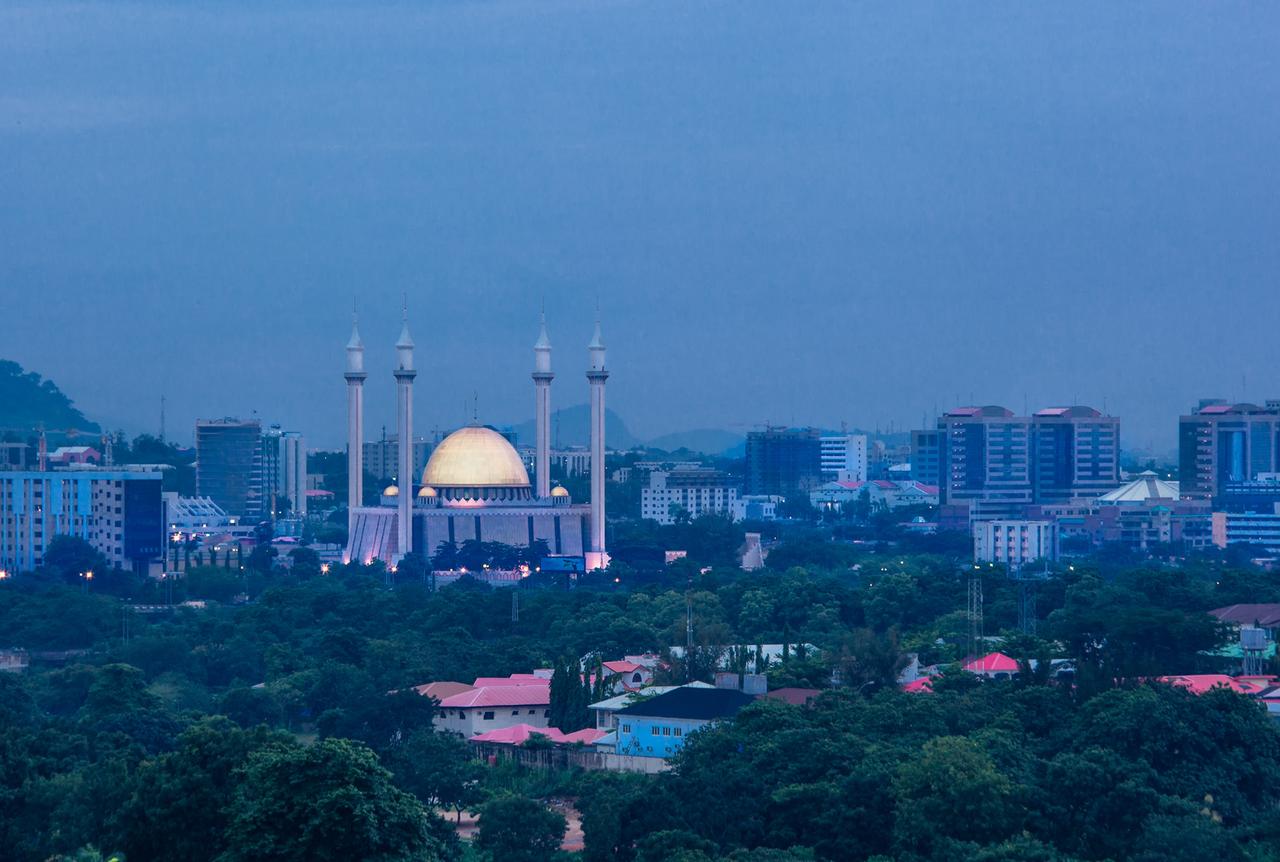 Blick auf die Nigerianische Nationalmoschee in Abuja bei Nacht