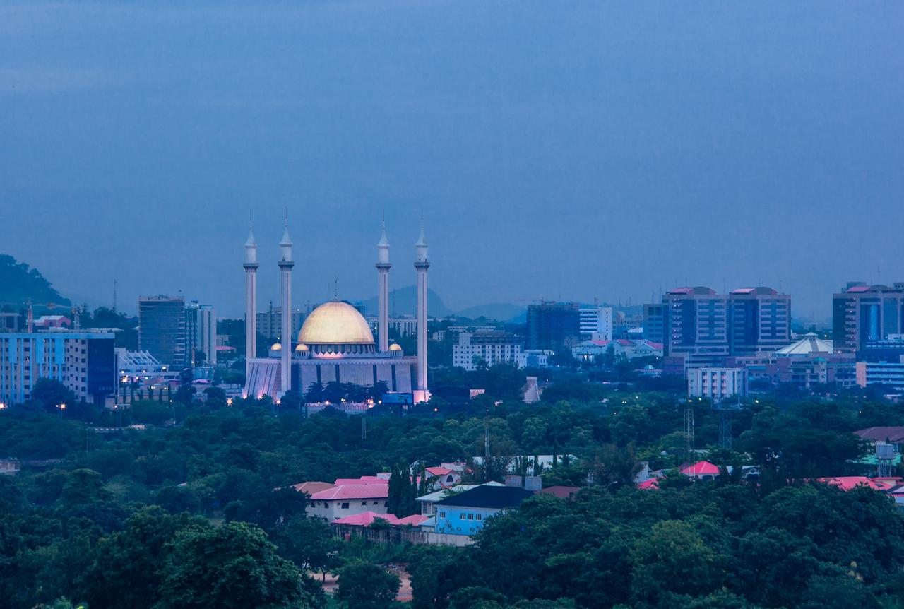 Blick auf die Nigerianische Nationalmoschee in Abuja bei Nacht Blick auf die Nigerianische Nationalmoschee in Abuja bei Nacht