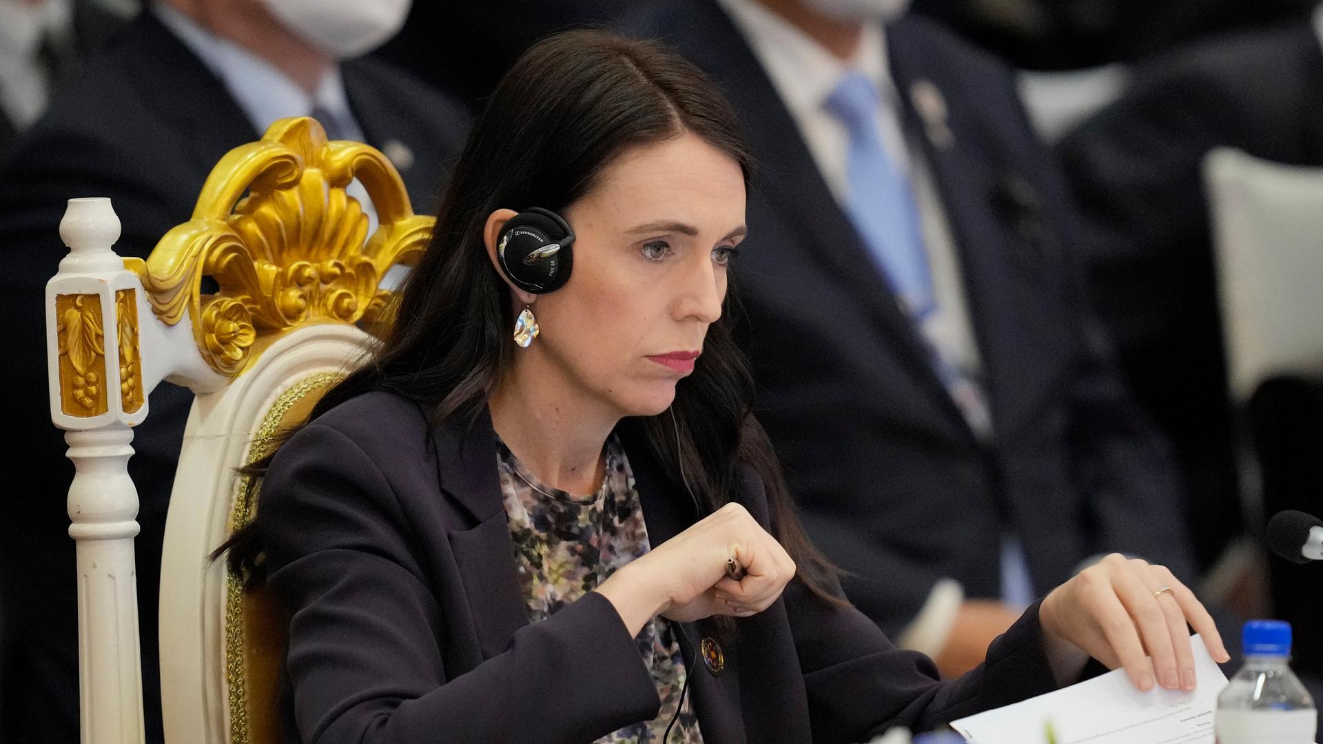 Eine Frau sitzt mit Kopfhörern an einem Tisch und schaut nach unten: die neuseeländische Premierministerin Jacinda Ardern. Eine Frau sitzt mit Kopfhörern an einem Tisch und schaut nach unten: die neuseeländische Premierministerin Jacinda Ardern.
