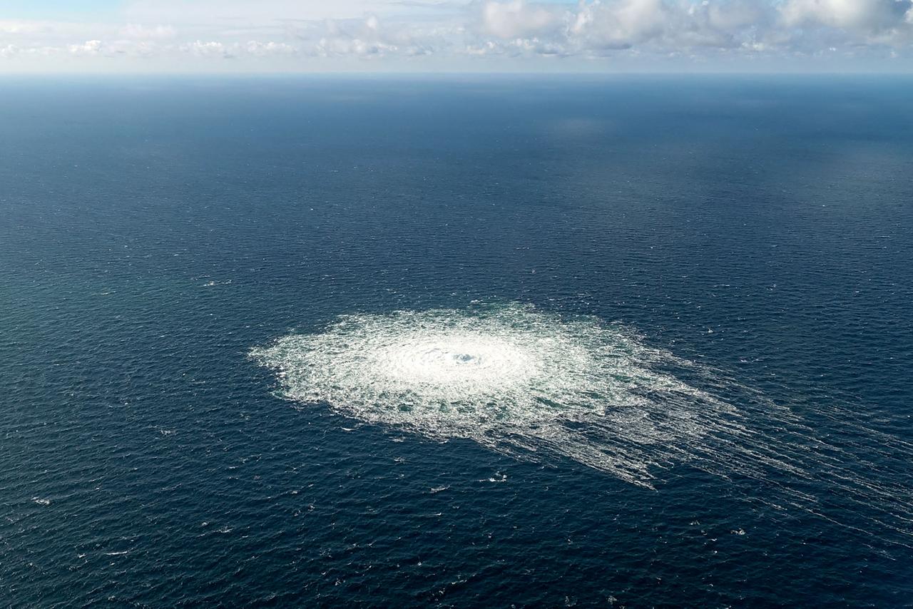 Eine Luftaufnahme des dänischen Militärs zeigt eine sprudelnde Wasseroberfläche an der Stelle, wo Gas aus eine beschädigten Ostsee-Pipeline austritt. Eine Luftaufnahme des dänischen Militärs zeigt eine sprudelnde Wasseroberfläche an der Stelle, wo Gas aus eine beschädigten Ostsee-Pipeline austritt.