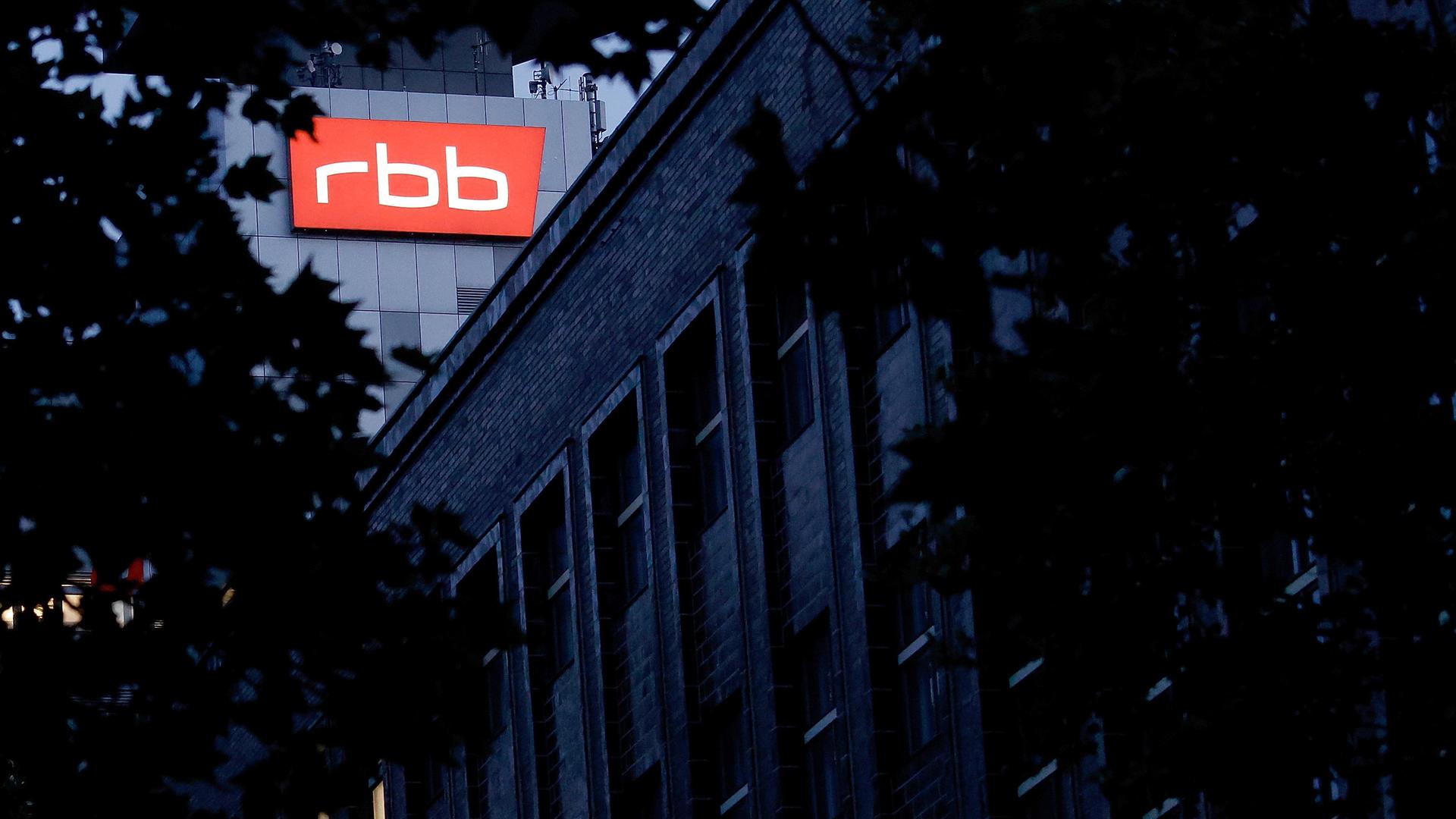 Das beleuchtete Logo des Senders Rundfunk Berlin-Brandenburg (RBB) ist an der Fassade am Sitz des Senders angebracht. Das beleuchtete Logo des Senders Rundfunk Berlin-Brandenburg (RBB) ist an der Fassade am Sitz des Senders angebracht.