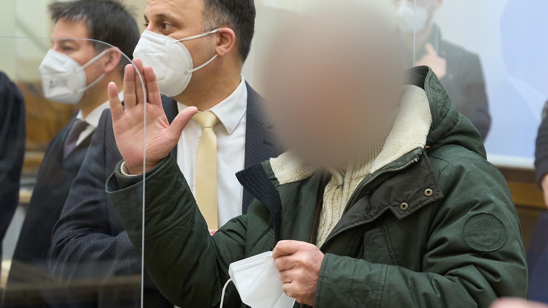Der Angeklagte steht vor der Urteilsverkündung im Gerichtssaal des Oberlandesgerichts. Im nach Angaben der Bundesanwaltschaft weltweit ersten Strafprozess um Staatsfolter in Syrien ist der Angeklagte Anwar R. wegen Verbrechen gegen die Menschlichkeit zu lebenslanger Haft verurteilt worden. Auf der Anklagebank saà ein ehemaliger Vernehmungschef in einem syrischen Geheimdienst-Gefängnis. Der Angeklagte steht vor der Urteilsverkündung im Gerichtssaal des Oberlandesgerichts. Im nach Angaben der Bundesanwaltschaft weltweit ersten Strafprozess um Staatsfolter in Syrien ist der Angeklagte Anwar R. wegen Verbrechen gegen die Menschlichkeit zu lebenslanger Haft verurteilt worden. Auf der Anklagebank saà ein ehemaliger Vernehmungschef in einem syrischen Geheimdienst-Gefängnis.