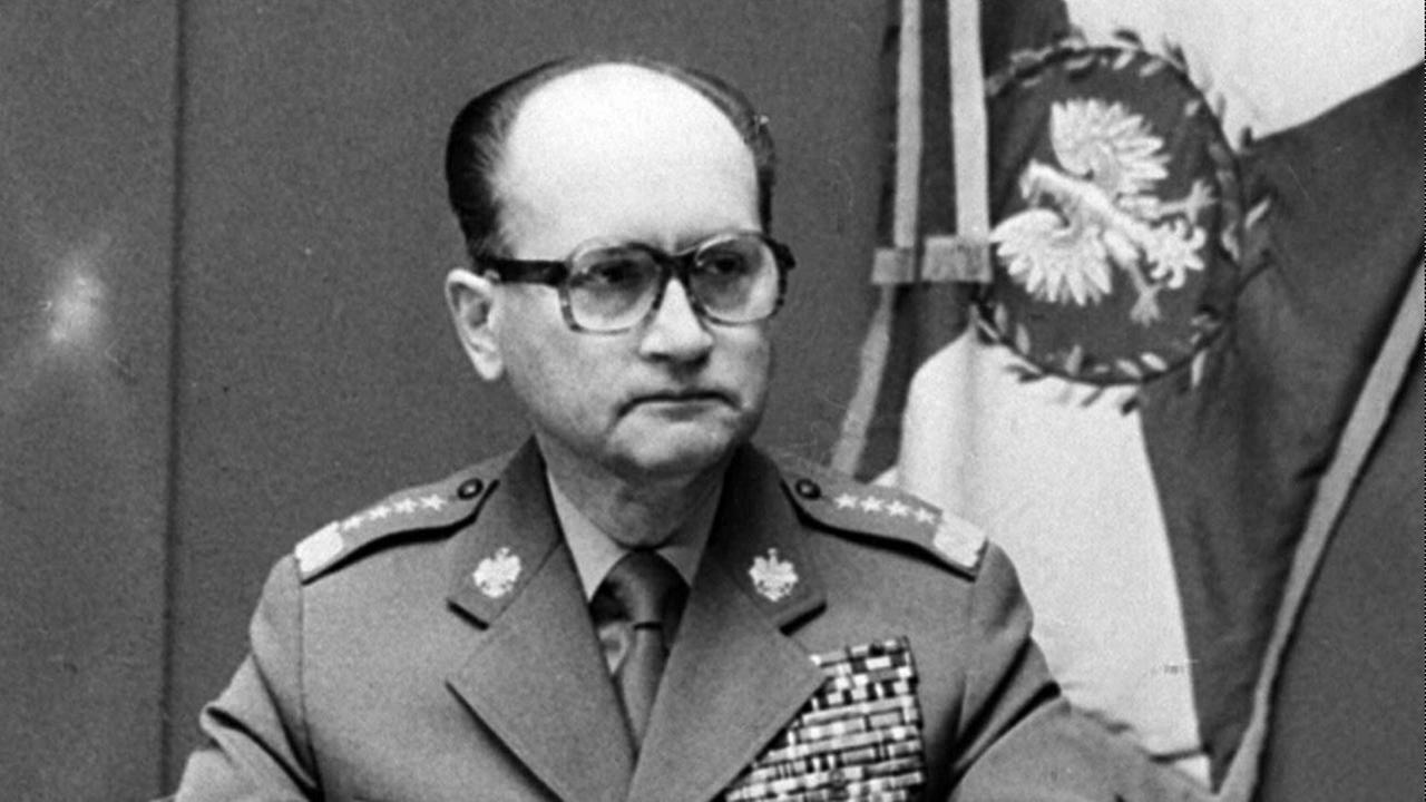 Schwarz-weißes Archivfoto: General Wojciech Jaruzelski bei der Verhängung des Kriegsrechts in Polen während einer Fernsehansprache am 13. Dezember 1981. Schwarz-weißes Archivfoto: General Wojciech Jaruzelski bei der Verhängung des Kriegsrechts in Polen während einer Fernsehansprache am 13. Dezember 1981.