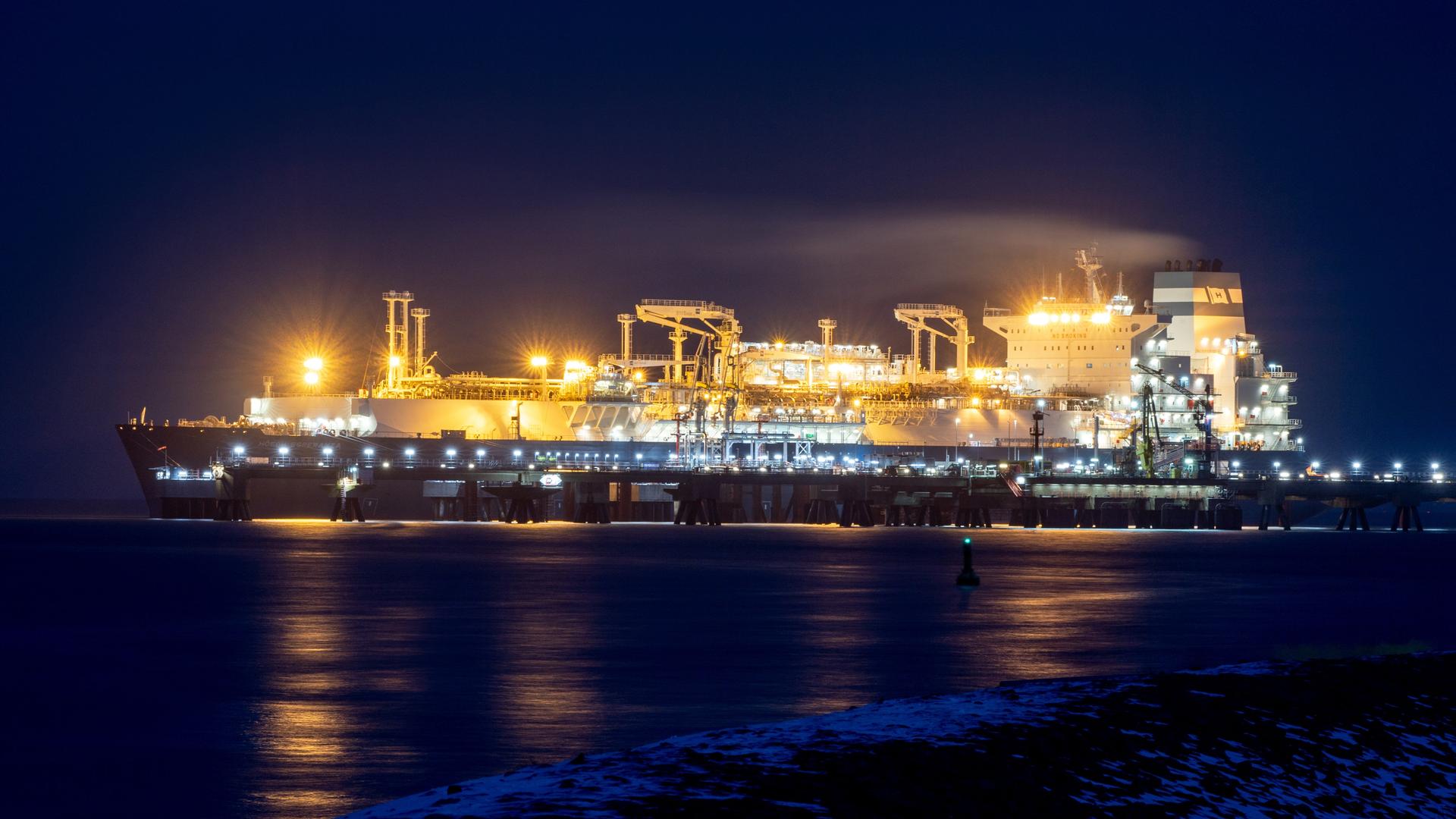 Das Spezialschiff "Höegh Esperanza" liegt am neuen Anleger für das LNG-Terminal im Jadebusen. Das Spezialschiff "Höegh Esperanza" liegt am neuen Anleger für das LNG-Terminal im Jadebusen.