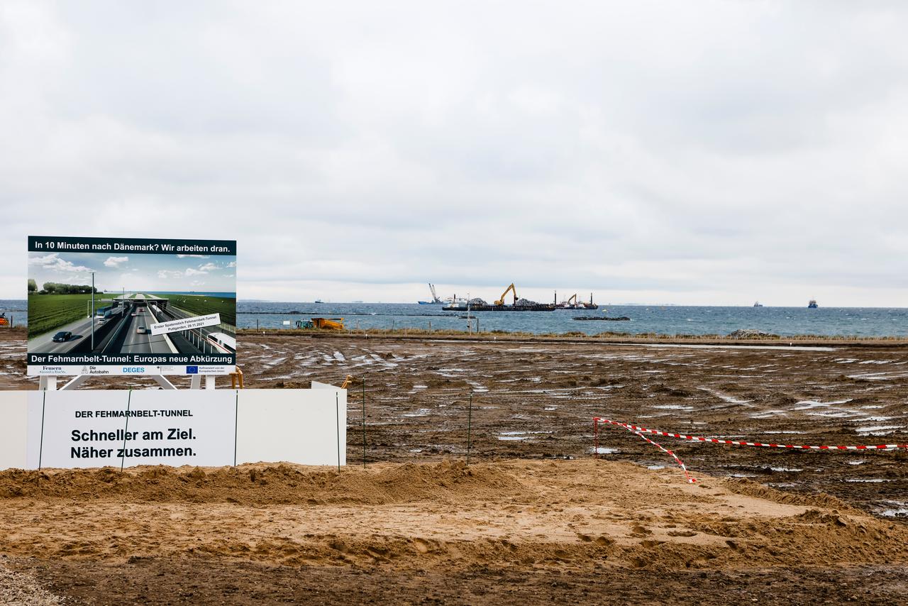 Schiffe, auf denen Baufahrzeuge stehen, sind vor der Insel Fehmarn positioniert. Schiffe, auf denen Baufahrzeuge stehen, sind vor der Insel Fehmarn positioniert.