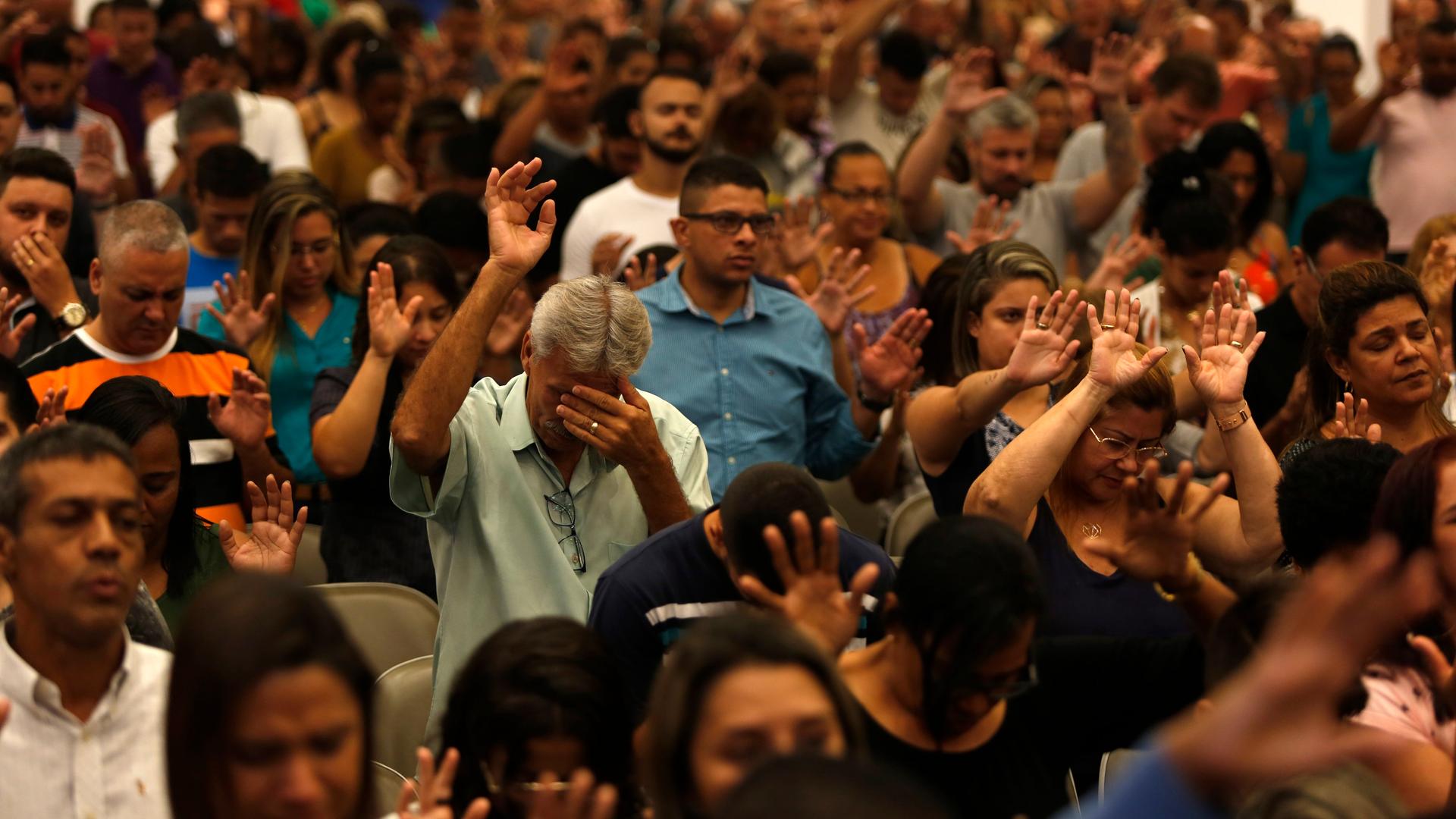 Evangelikale nehmen an der evangelischen Messe in Brasilien teil. Der rechtspopulistische Präsident Bolsonaro bekommt im Wahlkampf Unterstützung durch die evangelischen Bewegungen in Brasilien, die seine konservative Agenda unterstützen. Aber auch sein Konkurrent, der Linke Lula da Silva, findet dort Anhänger, weil er der Armut den Kampf angesagt hat. Evangelikale nehmen an der evangelischen Messe in Brasilien teil. Der rechtspopulistische Präsident Bolsonaro bekommt im Wahlkampf Unterstützung durch die evangelischen Bewegungen in Brasilien, die seine konservative Agenda unterstützen. Aber auch sein Konkurrent, der Linke Lula da Silva, findet dort Anhänger, weil er der Armut den Kampf angesagt hat.