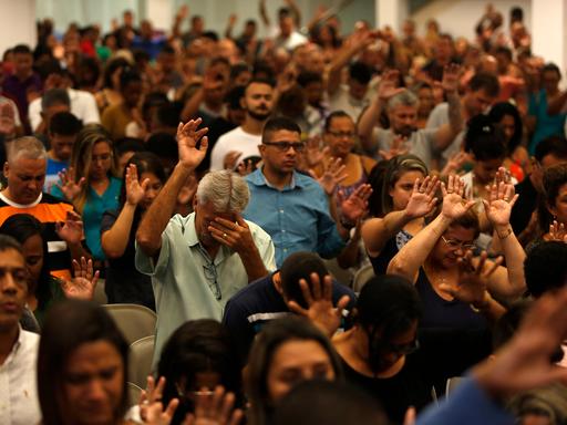 Evangelikale nehmen an der evangelischen Messe in Brasilien teil. Der rechtspopulistische Präsident Bolsonaro bekommt im Wahlkampf Unterstützung durch die evangelischen Bewegungen in Brasilien, die seine konservative Agenda unterstützen. Aber auch sein Konkurrent, der Linke Lula da Silva, findet dort Anhänger, weil er der Armut den Kampf angesagt hat.