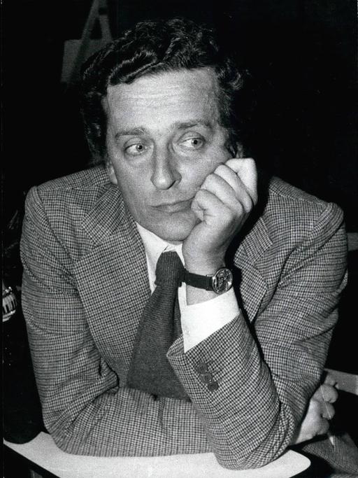 Schwarz-Weiß-Porträt von Carlo Ripa di Meana, der Präsident der Biennale in Venedig im Jahr 1977, er stützt seinen Kopf auf seine Hand
