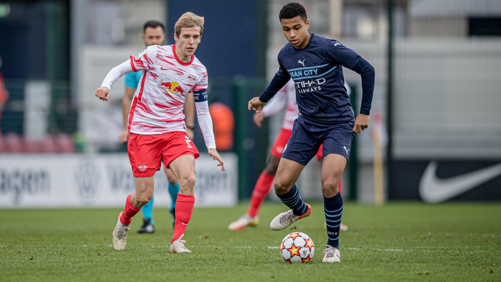 Ein Spiel der UEFA Youth League 2021: RB Leipzig U19 gegen Manchester City U19. Ein Spiel der UEFA Youth League 2021: RB Leipzig U19 gegen Manchester City U19.