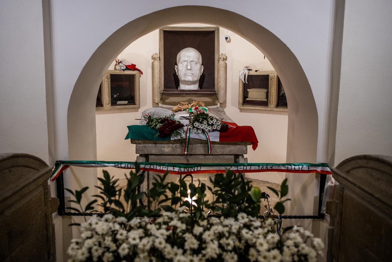 Die Gruft des ehemaligen Italienischen Diktators Benito Mussolini auf dem Friedhof in Predappio Die Gruft des ehemaligen Italienischen Diktators Benito Mussolini auf dem Friedhof in Predappio