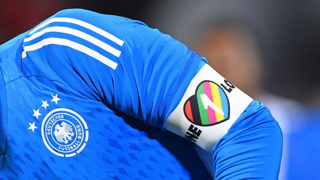 Am Arm eines blauen Trikots von Torwart Manuel Neuer sieht man die Armbinde mit der Aufschrift "One Love".