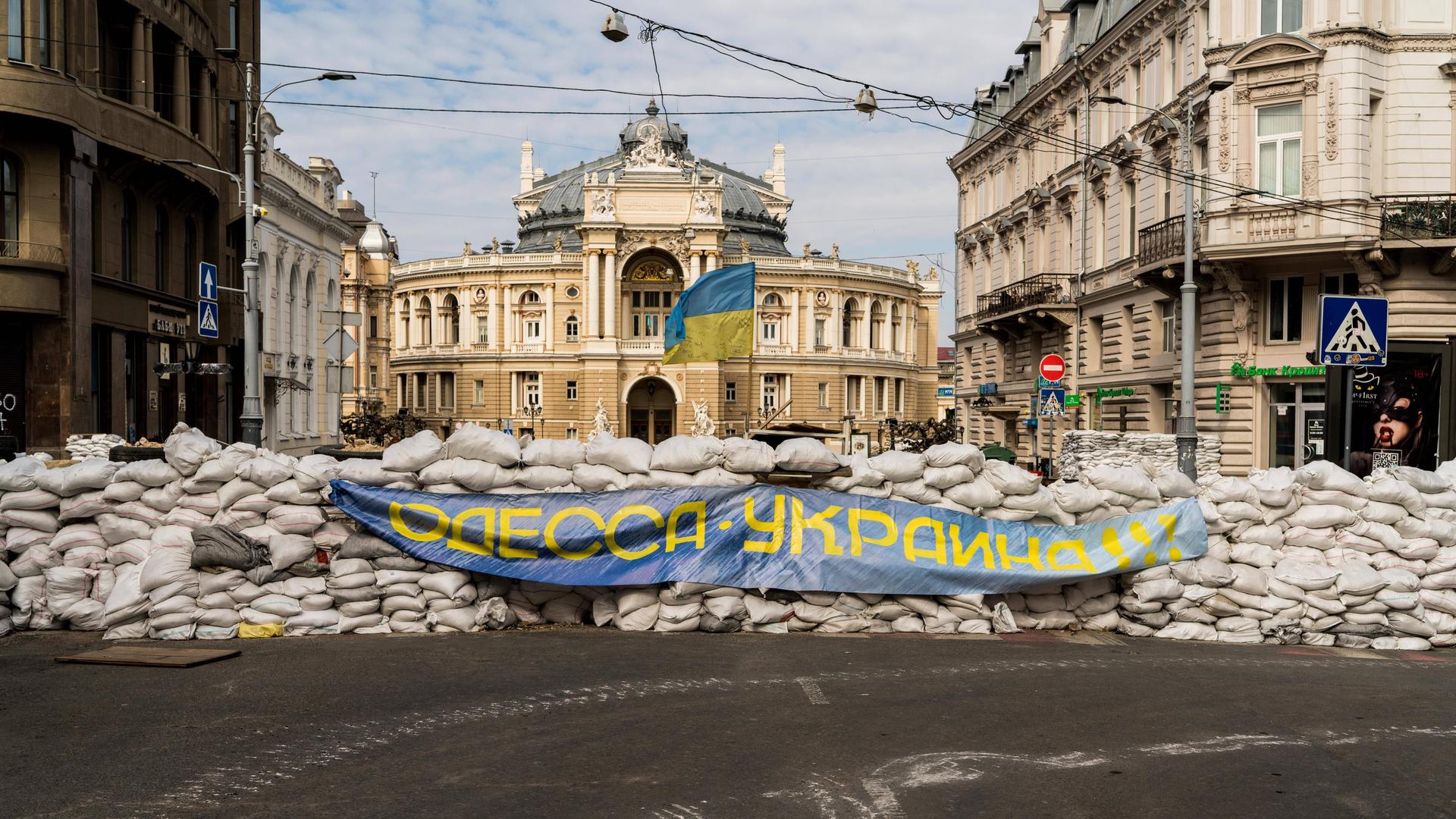 Barrikaden aus Sandsäcken vor dem Opernhaus in Odessa Barrikaden aus Sandsäcken vor dem Opernhaus in Odessa