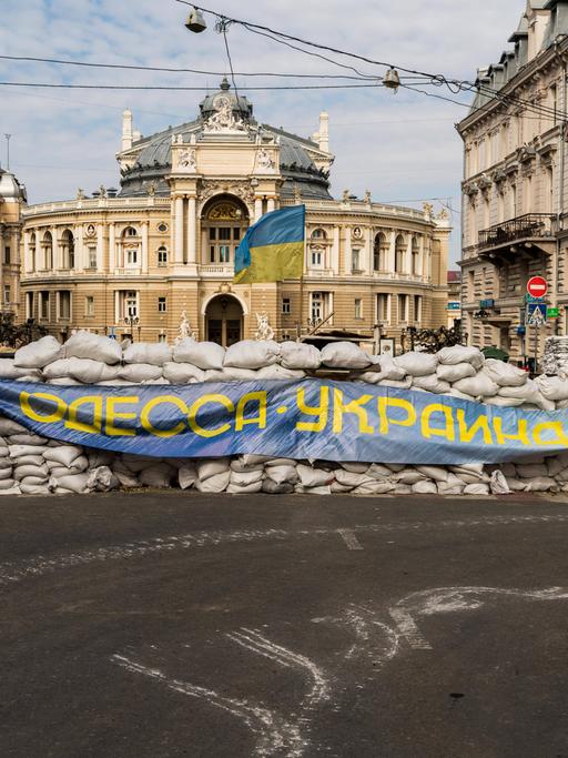 Barrikaden aus Sandsäcken vor dem Opernhaus in Odessa
