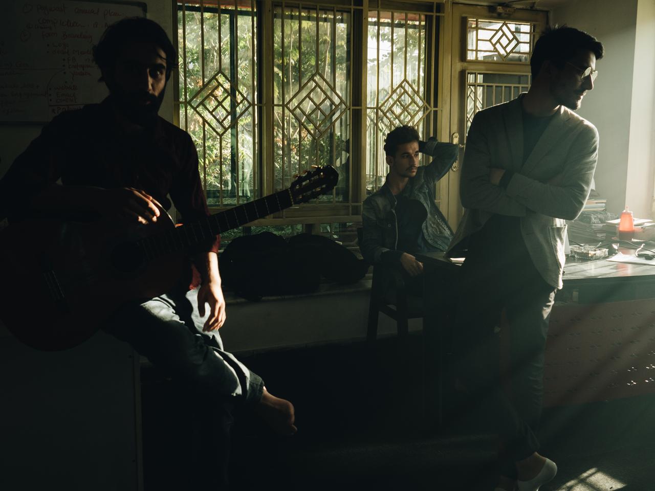 Männer mit Instrumenten in einem dunklen Raum: Kulturzentrum in Kabul. Männer mit Instrumenten in einem dunklen Raum: Kulturzentrum in Kabul.