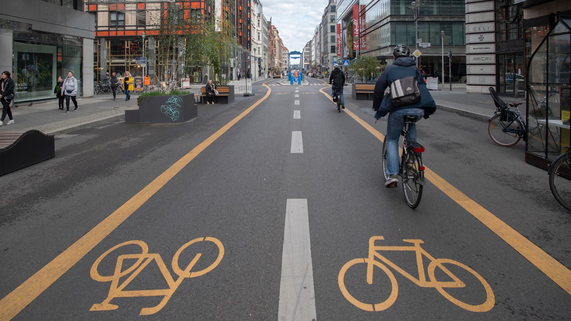 Radfahrer fahren in Berlin auf einem gekennzeichneten Radweg. Radfahrer fahren in Berlin auf einem gekennzeichneten Radweg.