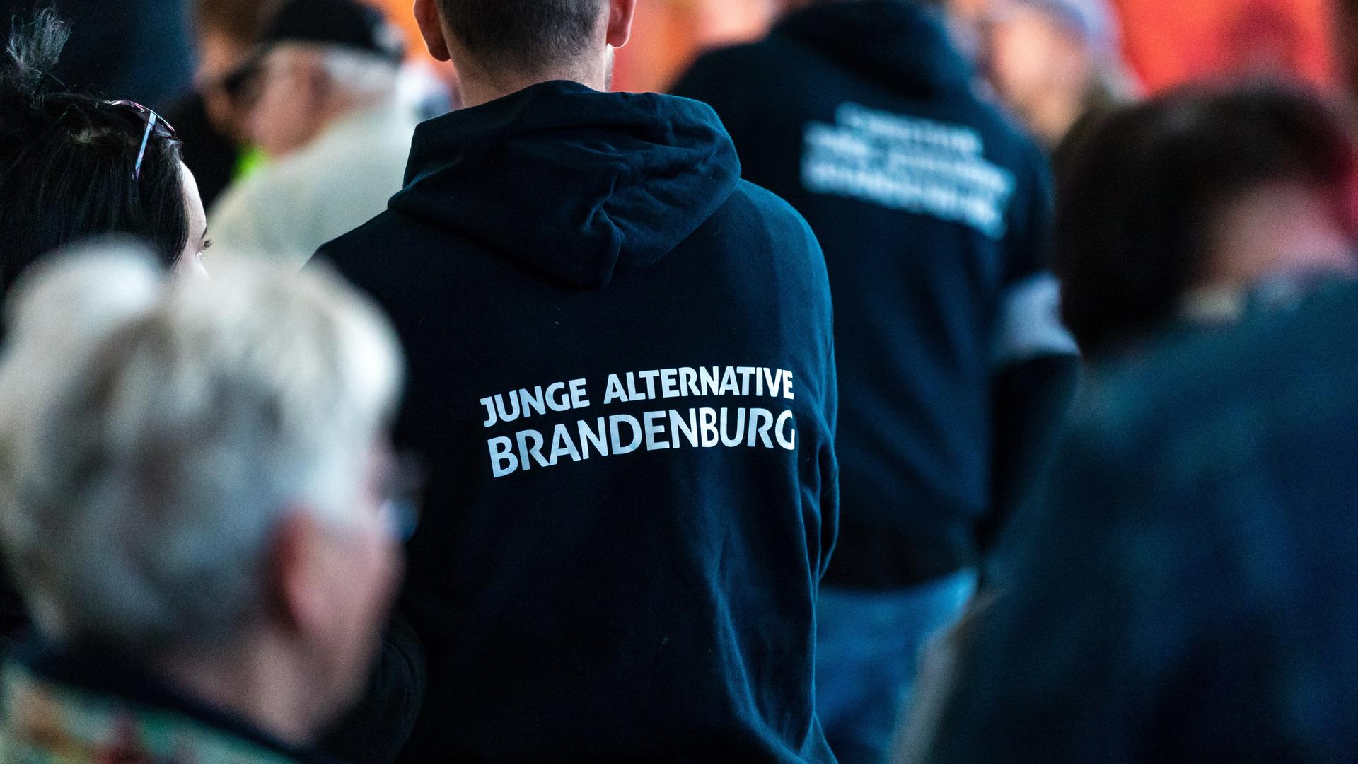 Teilnehmer einer Wahlkampfveranstaltung tragen Kleidung mit der Aufschrift "Junge Alternative Brandenburg". Teilnehmer einer Wahlkampfveranstaltung tragen Kleidung mit der Aufschrift "Junge Alternative Brandenburg".