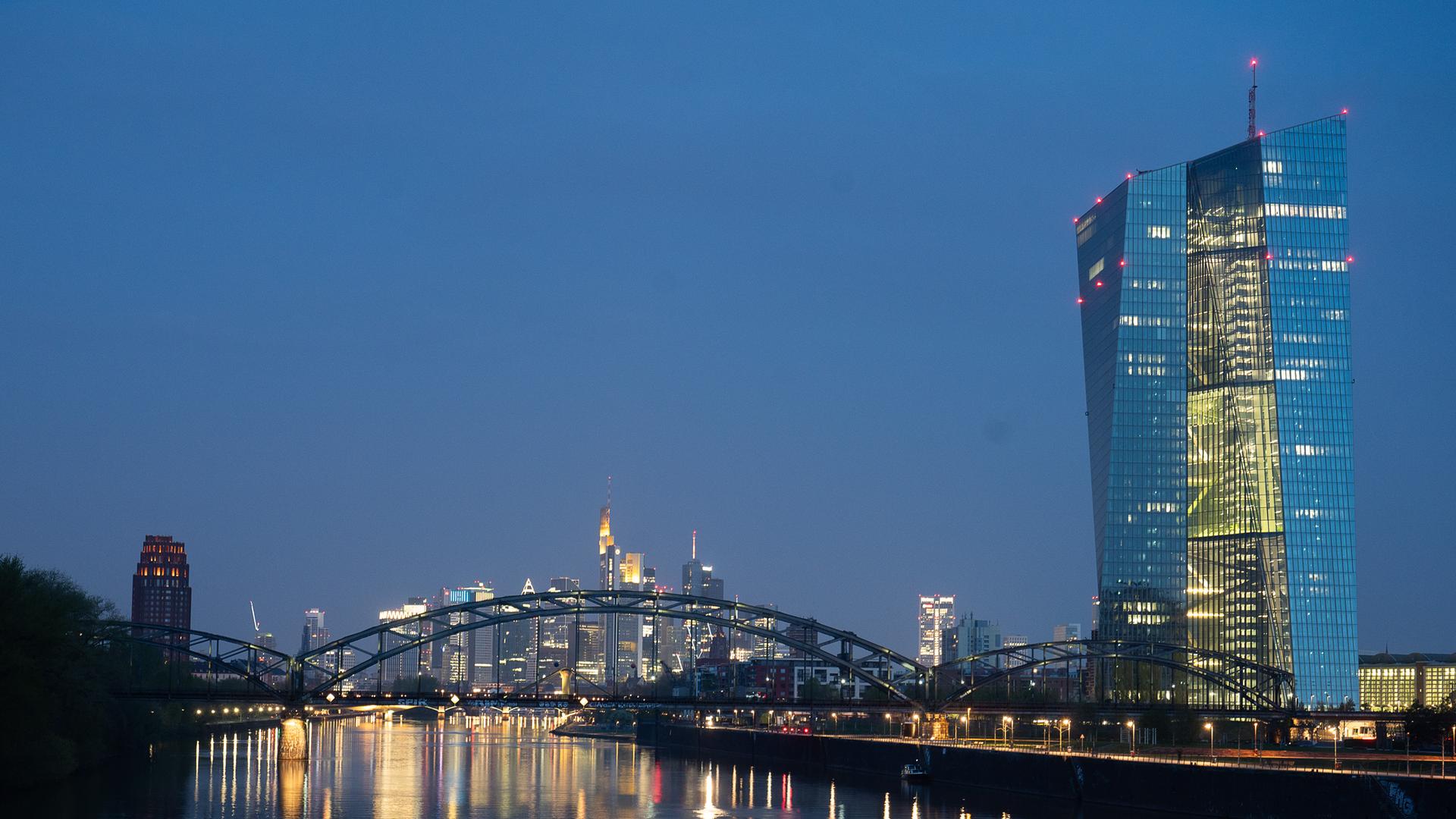 Lichter brennen am frühen Morgen im Gebäude der Europäischen Zentral-Bank (EZB) in Frankfurt am Main. 