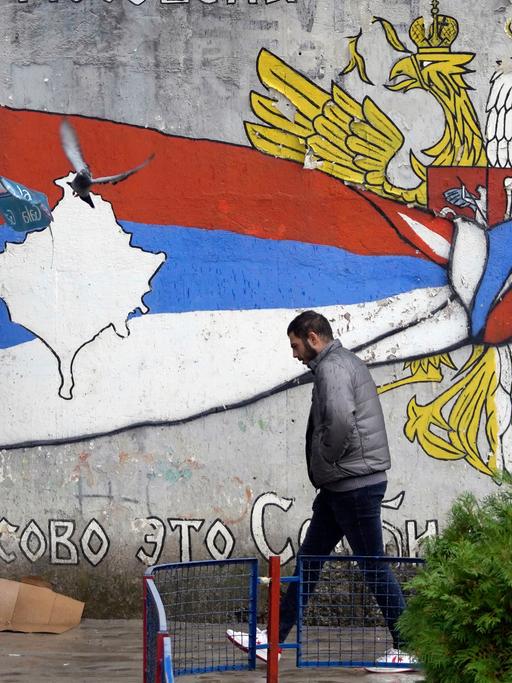 Ein Mann geht an einem Graffiti vorbei, das die Verbundenheit von Serbien und Russland zum Thema hat.