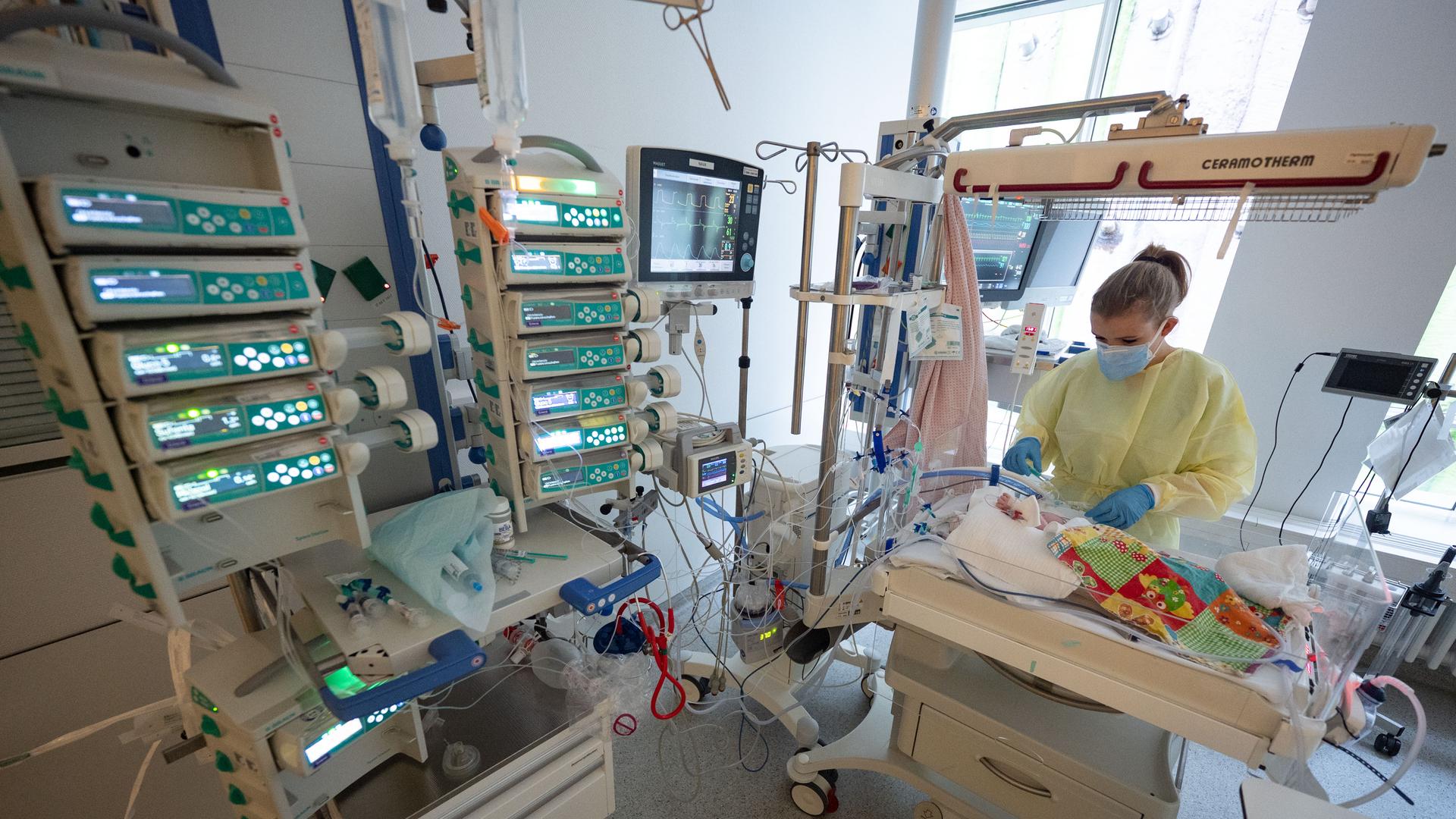 Intensivpflegerinnen pflegen auf der Kinder-Intensivstation des Olgahospitals des Klinkums Stuttgart einen am Respiratorischen Synzytial-Virus (RS-Virus oder RSV) erkrankten Patienten, der beatmet wird.
