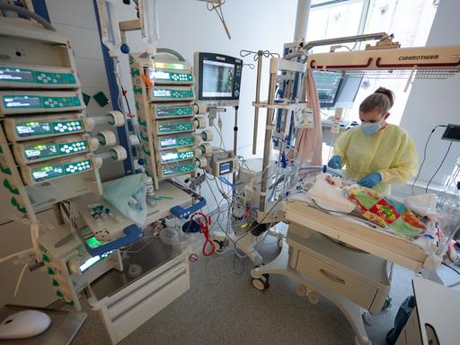 Intensivpflegerinnen pflegen auf der Kinder-Intensivstation des Olgahospitals des Klinkums Stuttgart einen am Respiratorischen Synzytial-Virus (RS-Virus oder RSV) erkrankten Patienten, der beatmet wird.