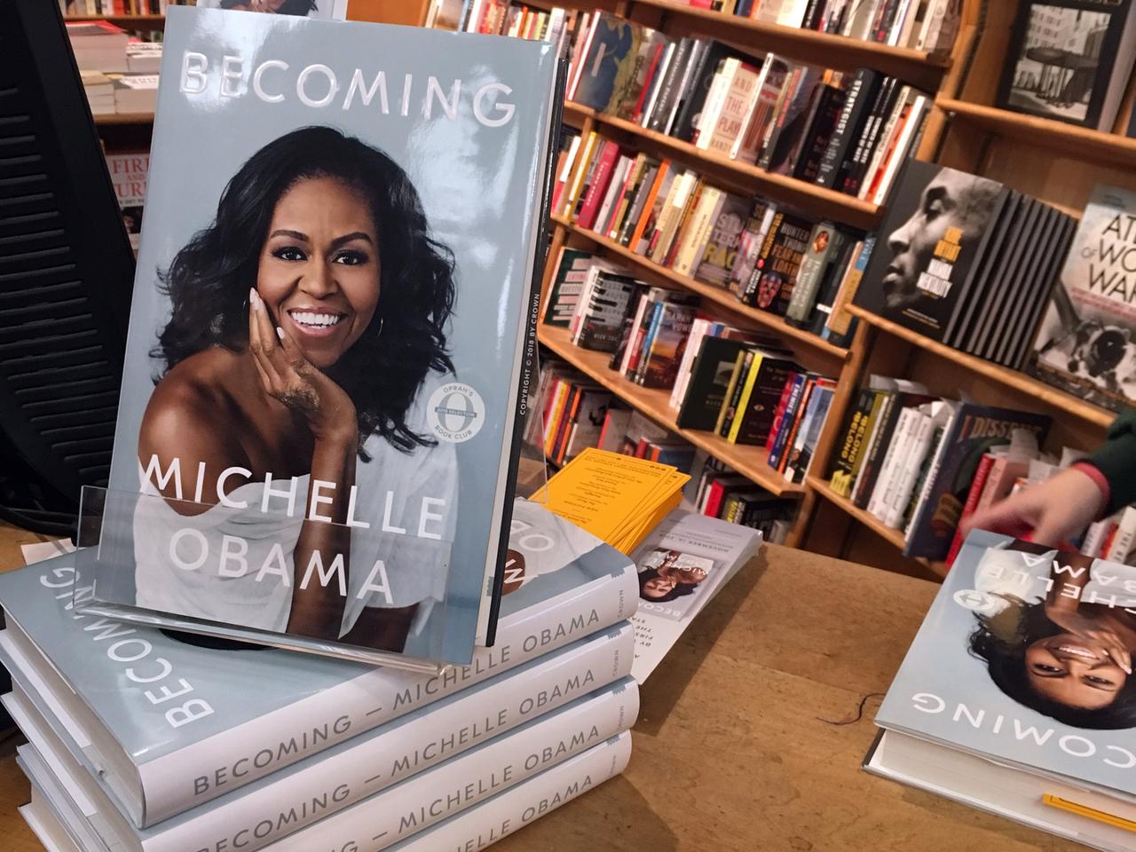 Michelle Obamas Memoiren "Becoming", ein Bestseller-Bücherstapel in einer Buchhandlung. Michelle Obamas Memoiren "Becoming", ein Bestseller-Bücherstapel in einer Buchhandlung.