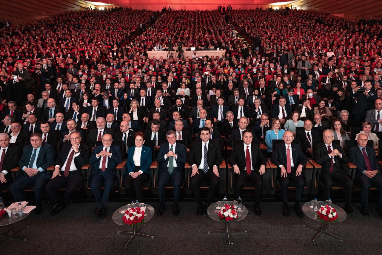 Bündnis von sechs Parteien: die türkische Opposition bei der Präsentation ihres Programms in Ankara. Bündnis von sechs Parteien: die türkische Opposition bei der Präsentation ihres Programms in Ankara.