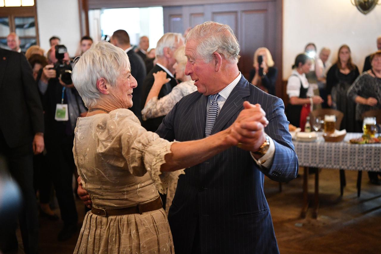 Prinz Charles tanzt mir einer älteren Frau im Hofbräuhaus. Prinz Charles tanzt mir einer älteren Frau im Hofbräuhaus.