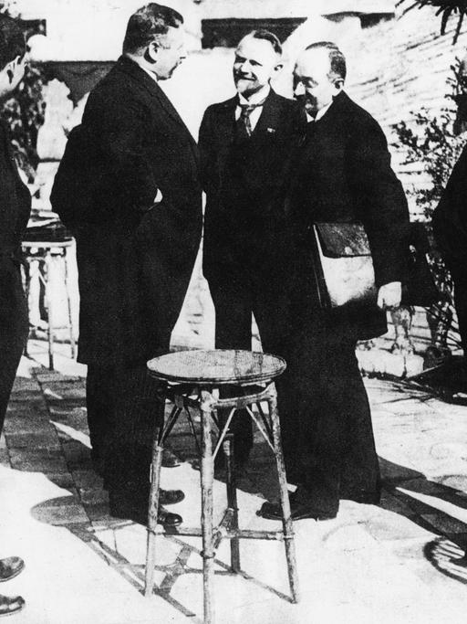 Reichskanzler Joseph Wirth (Mitte, im Profil), der sowjetische Volkskommissar für Aussenhandel Krassin (3.v.r) und der Volkskommissar des Äusseren Tschitsche- rin (2.v.r.), während der Konferenz in Rapallo.- Foto, 16. April 1922.