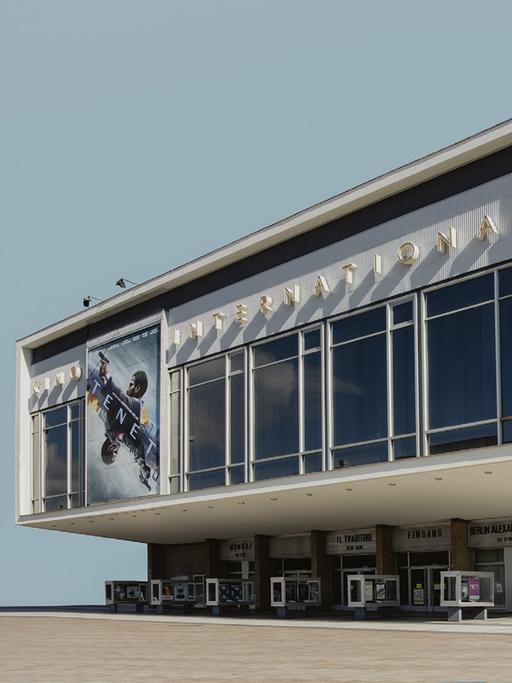 Die Fotografie der Künstlerin Sarah Eick zeigt das Berliner Kino International als Einzelgebäude vor einem blassblauen Hintergrund.