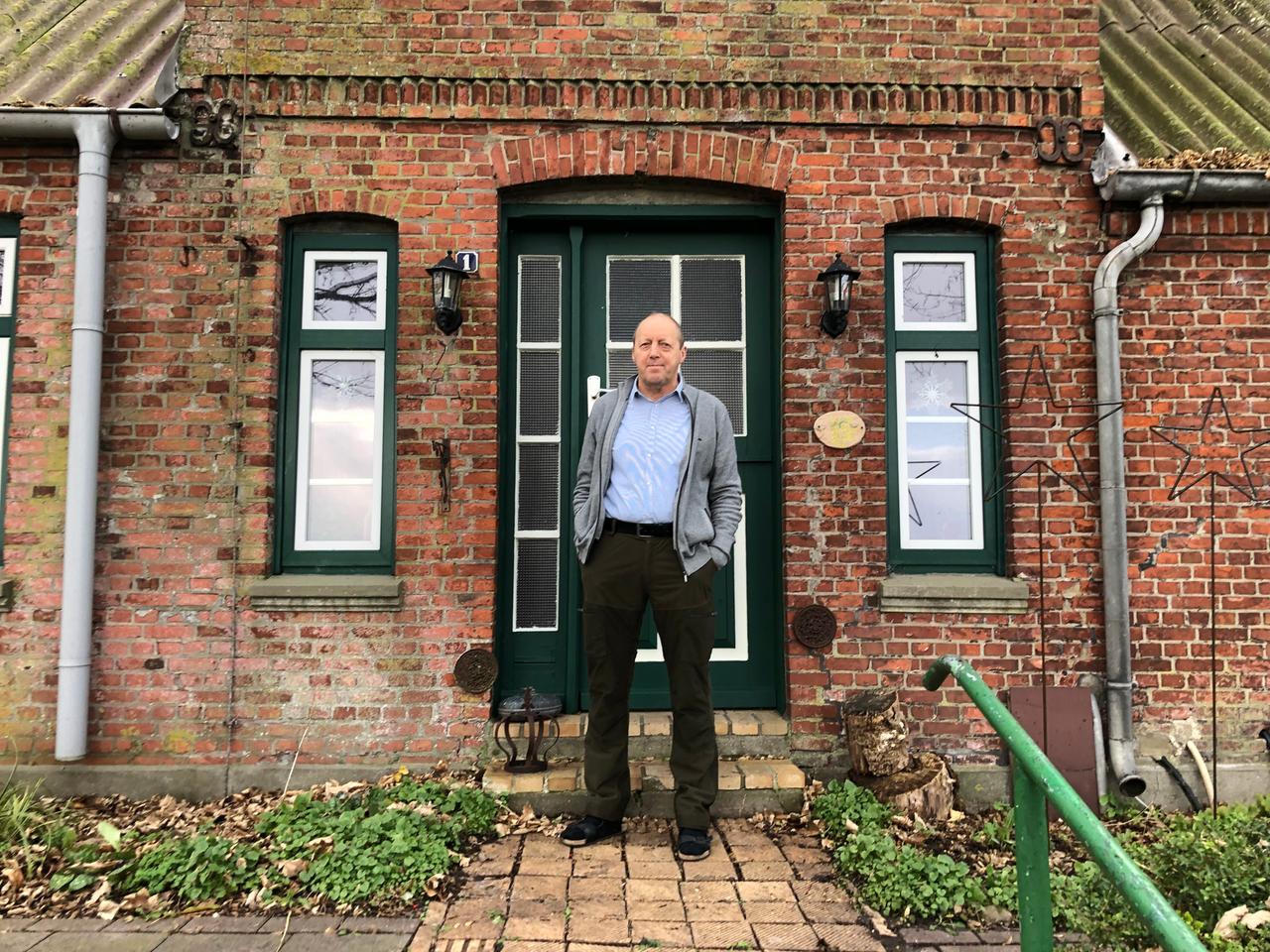 Ernst August Thams steht in Strickjacke und den Händen in den Hosentaschen vor seiner Haustür. Er ist Biolandwirt und Deichgraf von Pellworm. Ernst August Thams steht in Strickjacke und den Händen in den Hosentaschen vor seiner Haustür. Er ist Biolandwirt und Deichgraf von Pellworm.