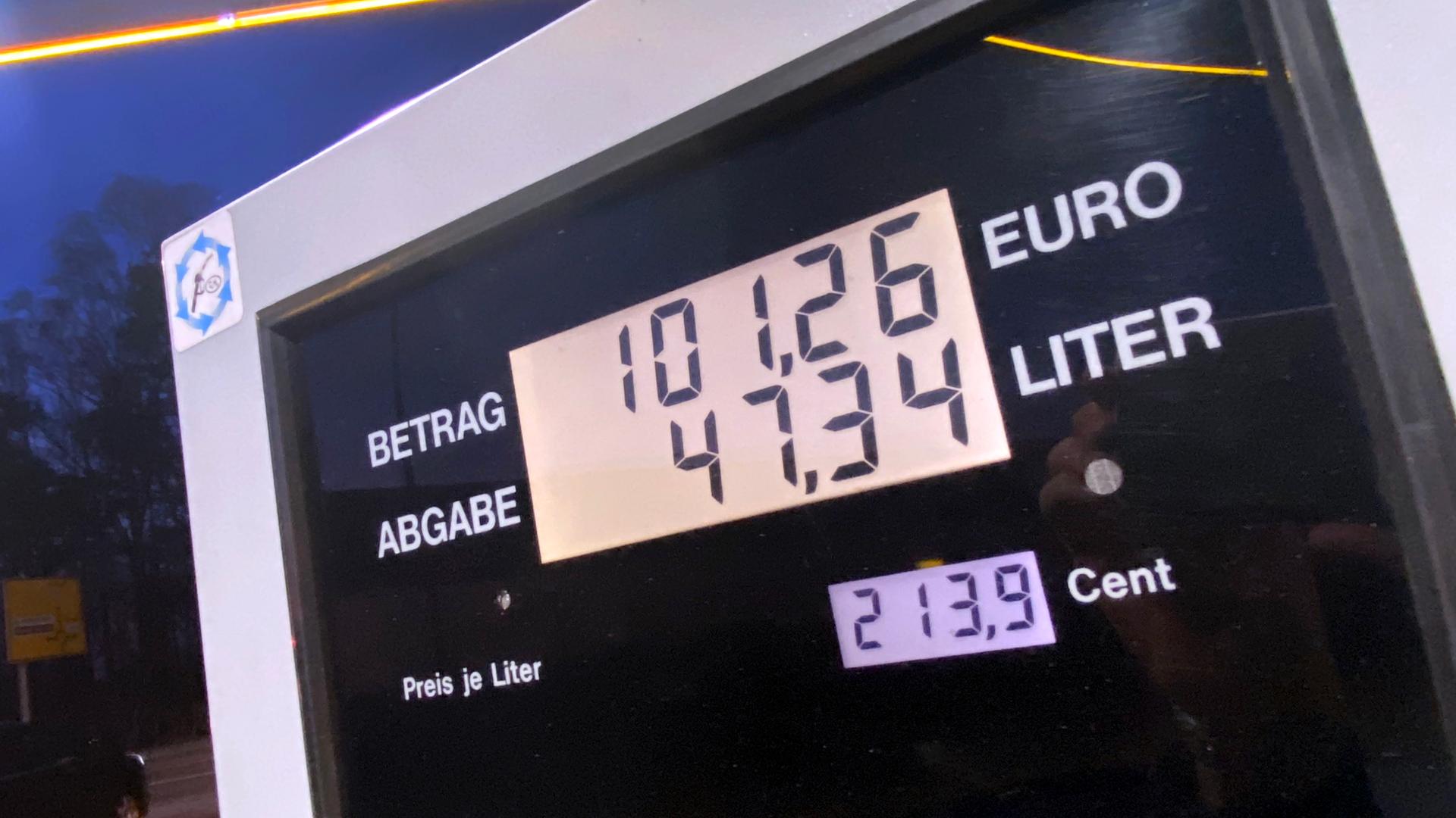Spritpreise auf Rekordniveau im Frühjahr 2022, eine Tankfüllung Diesel kostet über 100 Euro Spritpreise auf Rekordniveau im Frühjahr 2022, eine Tankfüllung Diesel kostet über 100 Euro