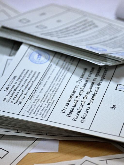 Ausgefüllte Wahlzettel zum Ukraine-Referendum vom 27.09.2022 stapeln sich auf einem Tisch.