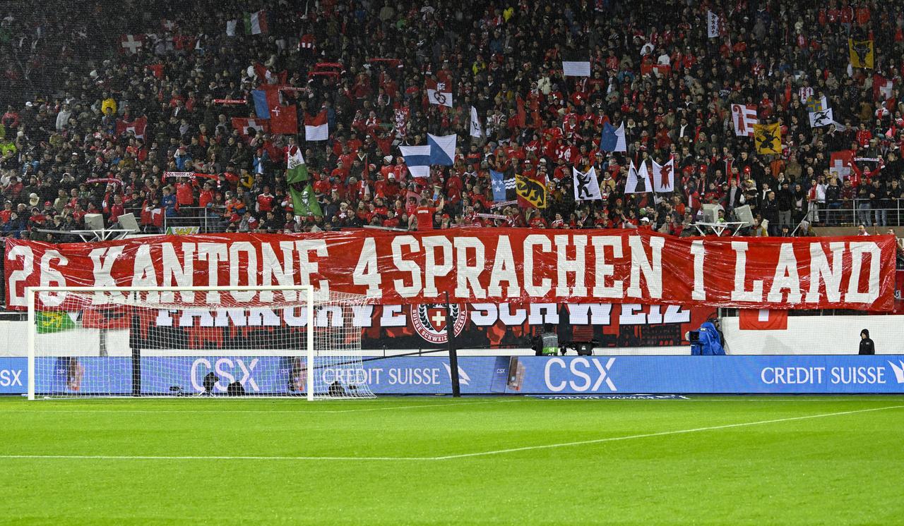 Schweizer Fans mit einem Transparent: "26 Kantone, 4 Sprachen, 1 Land, Schweiz" bei einem Fußballmatch Tschechien gegen die Schweizer Nationalmannschaft am 27.09.2022