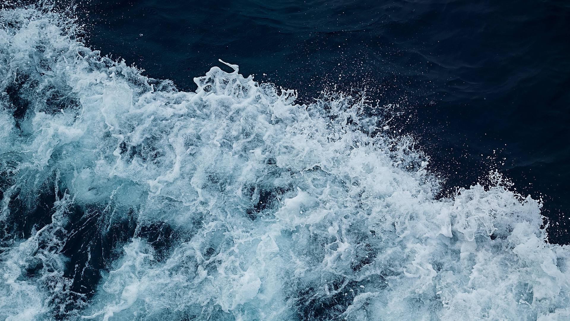 Wilde Wellen tosen in der Drake-Passage am Kap Hoorn vor Südamerika.