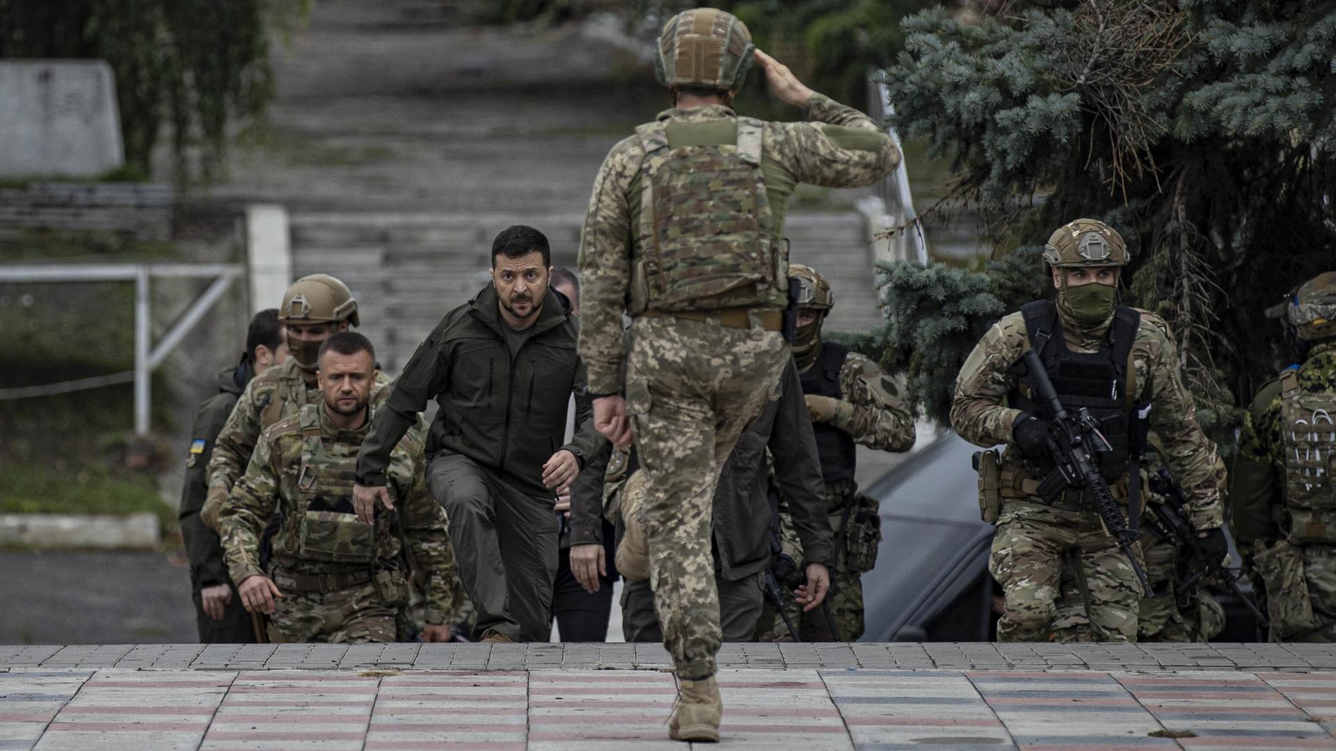 Der ukrainische Präsident Wolodymyr Zelenskyy auf dem Weg zur Flaggenhissungszeremonie in Izjum, nachdem die ukrainischen Streitkräfte die Kontrolle über die Stadt von den russischen Streitkräften in Charkiw, Ukraine, am 14. September 2022 übernommen haben.
