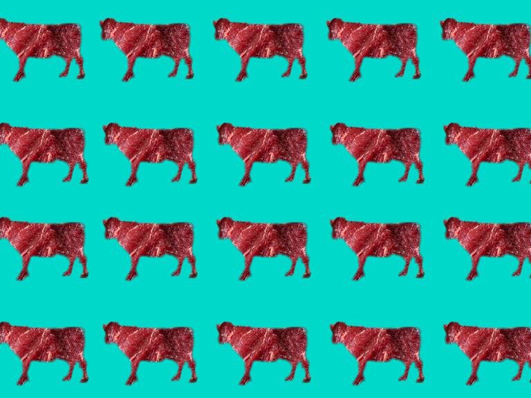 Vor einem blauen Hintergrund sind die Umrisse von Kühen zu sehen. Die Kühe bestehen aus Fleisch.