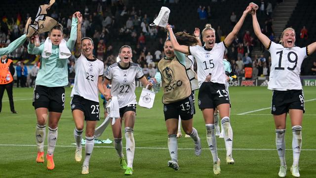 Die Fussballerinnen von Deutschland freuen sich über ihren Sieg im Halb-Finale gegen das Team aus Frankreich. Sie laufen üner das Spiel-Feld und jubeln. 