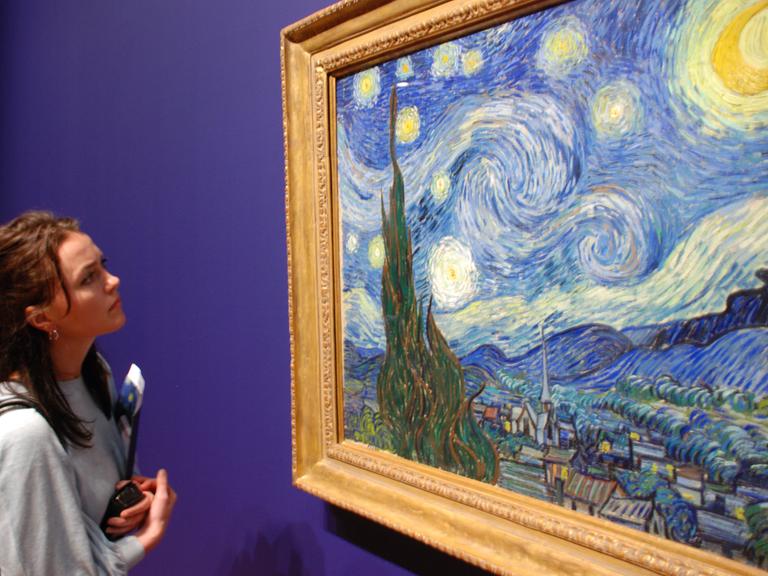 Eine Besucherin steht vor dem Werk "Die Sternennacht", das Van Gogh 1889 in Saint-Rémy malte